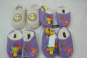 lot 140 image: 4 Pair of Joe Boxer Big Kid Slippers