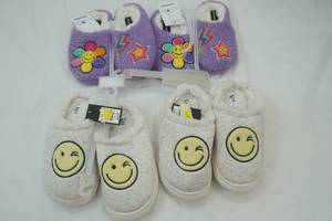 lot 141 image: 4 Pair of Joe Boxer Big Kid Slippers
