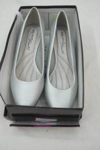 lot 143 image: Womens Size 10M Silver Satin Dress Shoe
