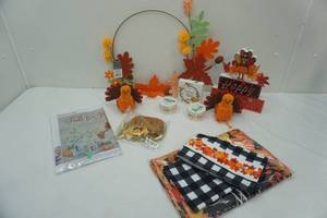lot 146 image: Fall Decor Lot