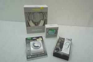 lot 161 image: Electronic Accessories Lot