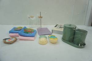 lot 165 image: Housewares Variety Lot