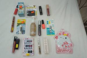 lot 251 image: Makeup & Beauty Lot