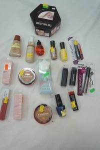 lot 253 image: Makeup & Beauty Lot
