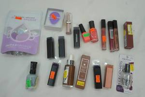 lot 252 image: Makeup & Beauty Lot