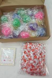lot 261 image: Valentines Day Heart Squishees & Gift Bags & Tags