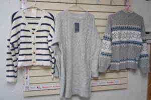 lot 309 image: Womens Sweaters (3ct) NEW