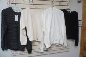 lot 310 image: Womens Sweaters (4ct) NEW