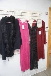 lot 313 image: Womens Dresses & Sweater (4ct) NEW