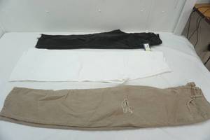 lot 371 image: Womens Jeans Size 00 NEW (3ct)