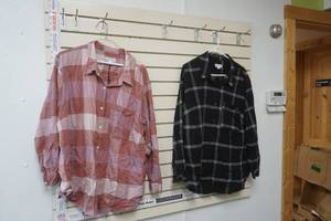 lot 410 image: Womens Button Up Shirts (2ct) 2X