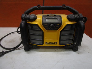 lot 68 image: DeWalt 20vElectric Jobsite Radio