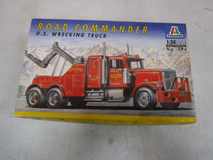 lot 99 image: Vintage Semi Wrecker Model