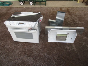 lot 153 image: Stove & Exhaust Hood