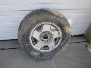 lot 185 image: 16 GM Pickup Wheel & Tire