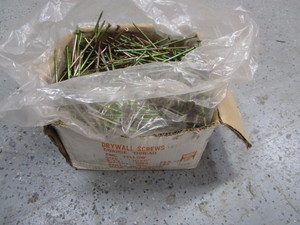 lot 301 image: Box of 6 Screws