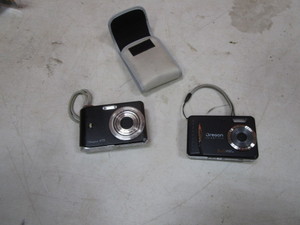 lot 355 image: (2) Digital Cameras