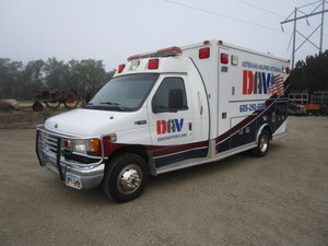 lot 1 image: 2002 Ford E450 Ambulance