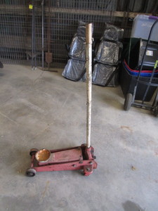 lot 10 image: Floor Jack