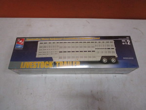 lot 122 image: Vintage Semi Livestock Trailer Model (factory sealed)