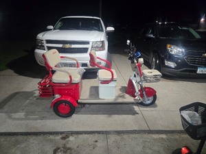 lot 9 image: 2025 SDLANCH Electric Tricycle Mini Golf Cart (IRGC40) - Red