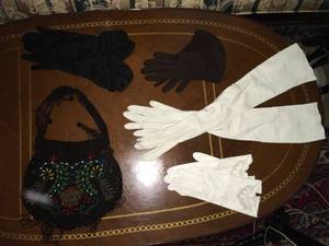 lot 117 image: Vintage Gloves and Purse