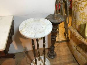 lot 8 image: Plant Stand Lot