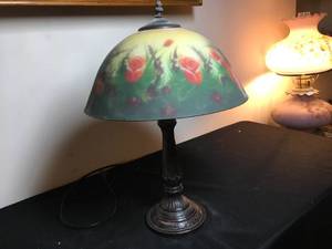 lot 19 image: Antique Collectible Lamp