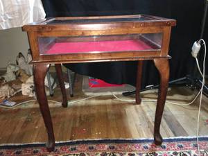 lot 21 image: Victorian Vintage Display Case