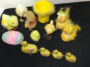 lot 154 image: Antique Yellow Chick Lot