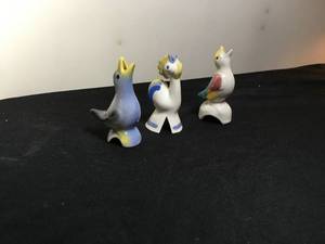 lot 84 image: Antique Pie Ceramic Birds