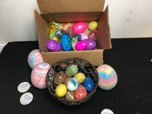 lot 92 image: Assorted Easter Egg Dcor