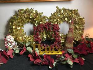 lot 189 image: Holiday Christmas Dcor