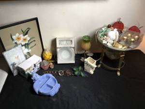 lot 203 image: Vintage Assorted Dcor