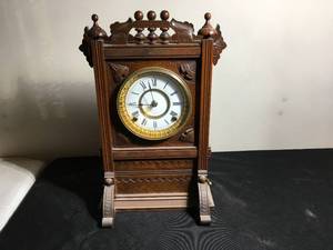 lot 23 image: Antique Mantle Clock