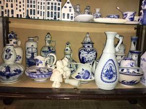lot 74 image: Holland Blue Delft Items