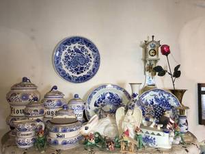 lot 77 image: Holland Delft Blue Collectibles