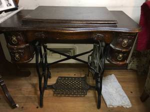lot 34 image: Antique Singer Sewing TableMachine