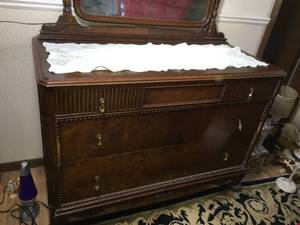 lot 40 image: Antique Wooden DresserMirror