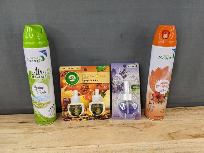 lot 65K image: 2 Air Fresheners and 3 Refills Great Scents & Air Wick - Brand New