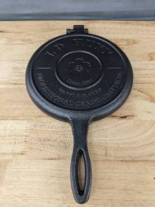 lot 50L image: L.D. Huiji Cast Iron Waffle Maker - Brand New