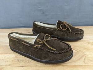 lot 190 image: Minnetonka Mens Moccasin Slippers Size 9.5 Brown