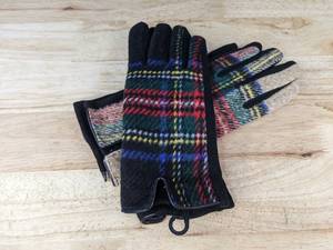 lot 220 image: 2 Pairs Womens Plaid Touchscreen Gloves - Brand New