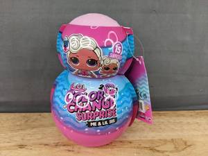 lot 200M image: L.O.L. Surprise Color Change Me & Lil Sis 2-in-1 Set, $30 Retail - Brand New M