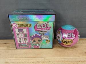 lot 88M image: LOL Surprise Furniture Roller Sk8er & LOL Surprise Queens Surprise Doll - Brand New M