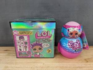 lot 8M image: LOL Surprise Furniture Roller Rink  Color Change Surprise Me & Lil Sis - Brand New M