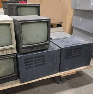 lot 55SV image: Lot of 14 Broken Production Monitors (5877810)