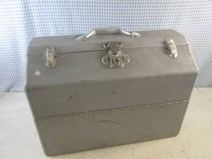 lot 28 image: (EW4) Vintage Aluminum Tackle Box 1...