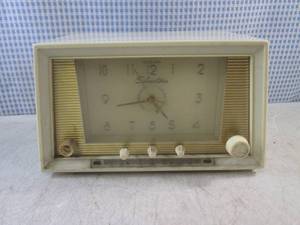 lot 41 image: (BS) Vintage Silverstone Clock Radi...