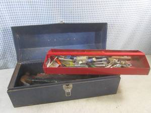 lot 45 image: (CSB) 18 Metal Tool Box with Conte...